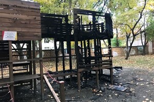 В Одессе вандалы сожгли детскую площадку фото 1