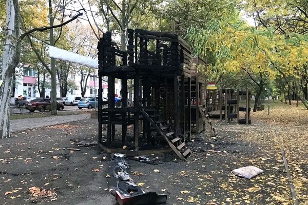 В Одессе вандалы сожгли детскую площадку фото 2