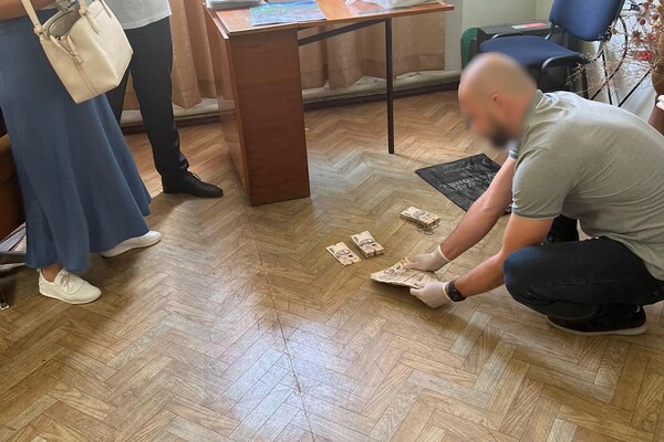 В Одесской области задержали таможенника, который требовал взятку с экспортеров зерновых фото 2