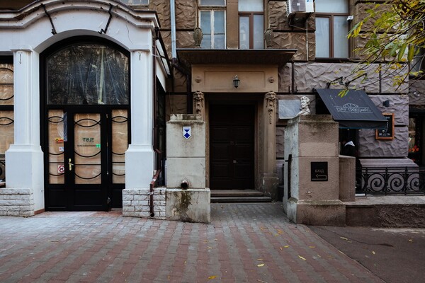 На зданиях в Одессе появились &quot;голубые щиты&quot; фото 11