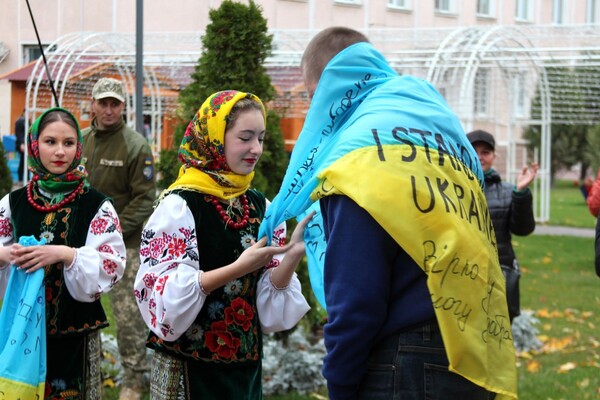 В Одесской области встретили семь защитников, вернувшихся из российского плена фото 1