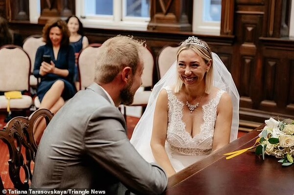 Одесситка-беженка вышла замуж за британца после знакомства в соцсети фото