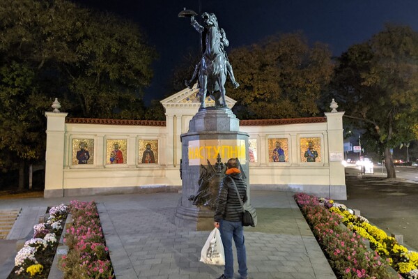На памятнике Суворову в Одессе появилась надпись &quot;следующий&quot; (фото) фото