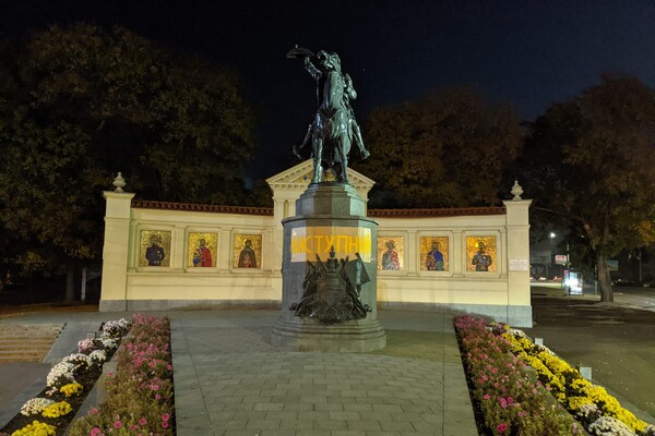 На пам'ятнику Суворову в Одесі з'явився напис &quot;наступний&quot; (фото) фото 3
