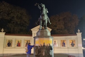На пам'ятнику Суворову в Одесі з'явився напис &quot;наступний&quot; (фото) фото 4