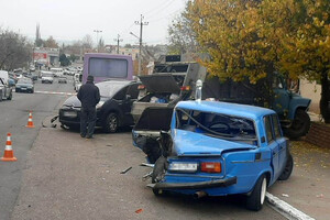 Под Одессой произошло ДТП с участием шести автомобилей: пострадали два человека, в том числе прохожая фото