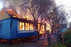 В Черноморске Одесской области горит база отдыха (обновлено) фото