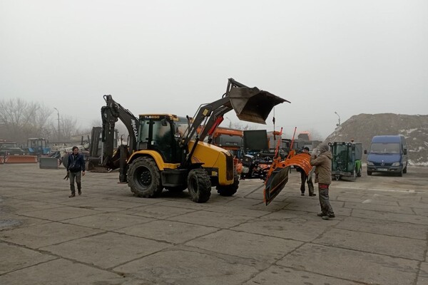 Непогода в Одесской области: на севере пошел снег, коммунальщики работают круглосуточно фото 1