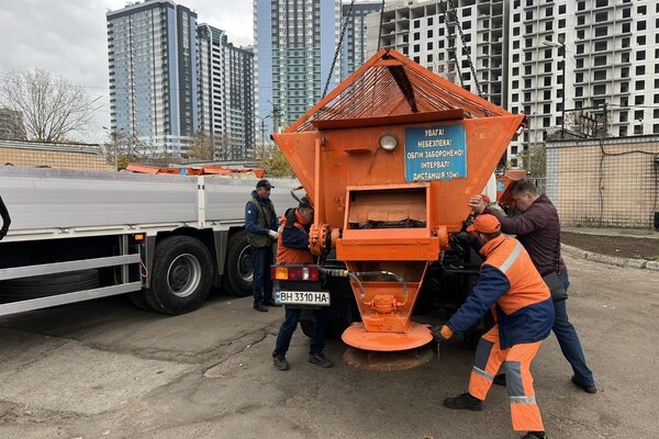Непогода в Одесской области: на севере пошел снег, коммунальщики работают круглосуточно фото 2