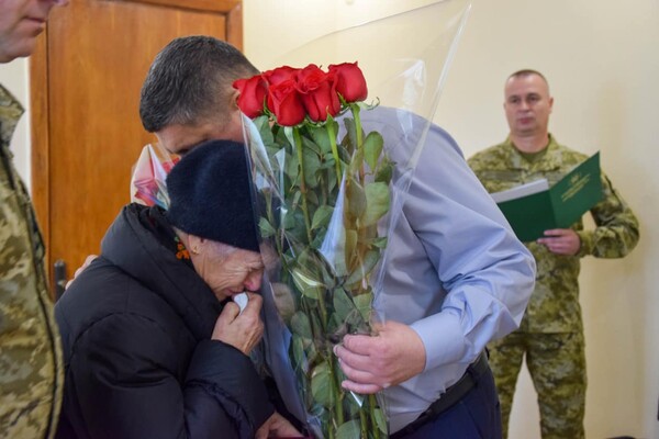 Маме погибшего пограничника из Одесской области вручили его посмертную награду &quot;За мужество&quot; фото 2