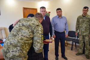 Маме погибшего пограничника из Одесской области вручили его посмертную награду &quot;За мужество&quot; фото 3