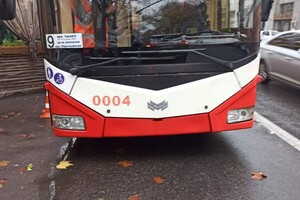 В Одессе вандал сломал двери нового троллейбуса фото