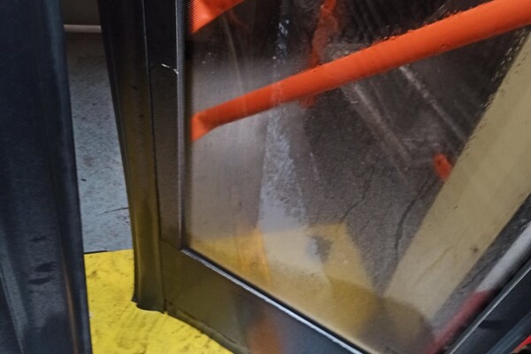 В Одессе вандал сломал двери нового троллейбуса фото 1