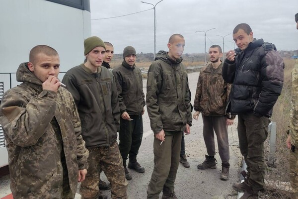 З російського полону повернули сімох захисників Зміїного, з них троє &ndash; прикордонники фото
