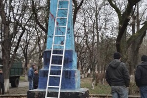 Под Одессой снесли памятник Пушкину фото
