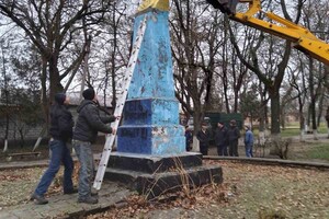 Под Одессой снесли памятник Пушкину фото 2