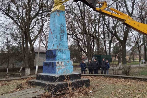 Под Одессой снесли памятник Пушкину фото 4