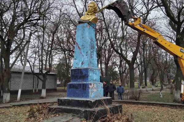 Под Одессой снесли памятник Пушкину фото 7