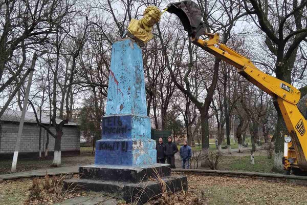 Под Одессой снесли памятник Пушкину фото 8