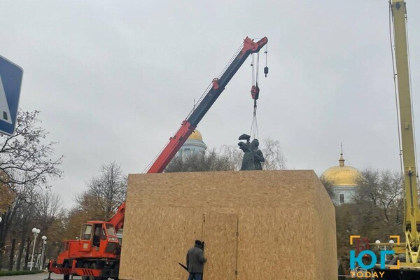 В Измаиле демонтируют памятник Суворову фото
