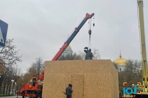 В Измаиле демонтируют памятник Суворову фото