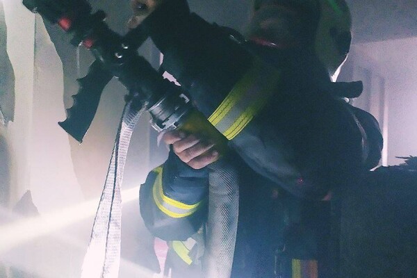 В Одессе на пожаре в 12-этажке спасли 16-летнюю девушку фото 3