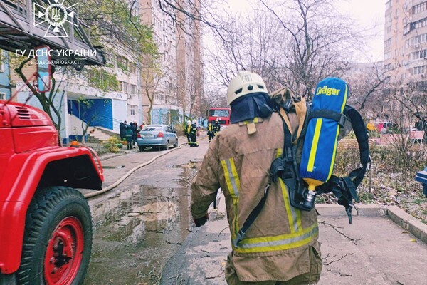 В Одесі на пожежі у 12-поверхівці врятували 16-річну дівчину фото 5