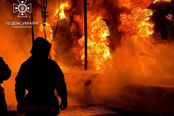 Спасатели показали, как ликвидировали последствия ракетной атаки на Одесскую область фото