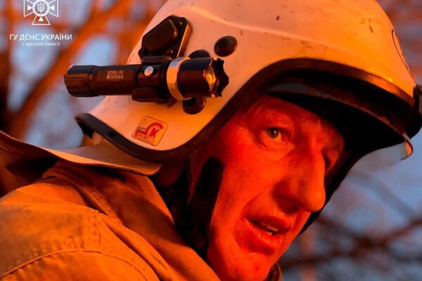Рятувальники показали, як ліквідували наслідки ракетної атаки на Одещину фото 3