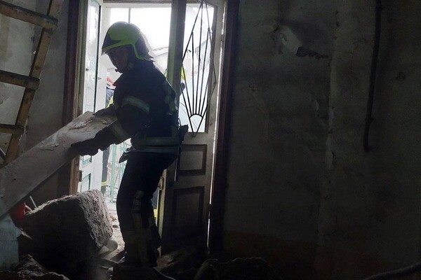 В центре Одессы произошел обвал в жилом доме: жители трех квартир были заблокированы несколько часов фото 1