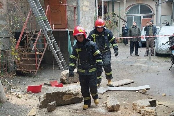 У центрі Одеси стався обвал у житловому будинку: мешканців трьох квартир були заблоковані кілька годин фото 3