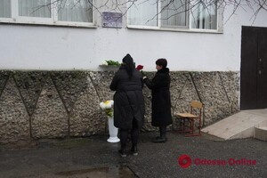 На фасаде школы в Одессе открыли мемориальную доску погибшему защитнику фото 2