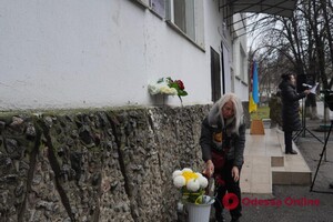 На фасаде школы в Одессе открыли мемориальную доску погибшему защитнику фото 4