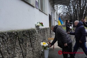 На фасаде школы в Одессе открыли мемориальную доску погибшему защитнику фото 5