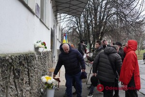 На фасаде школы в Одессе открыли мемориальную доску погибшему защитнику фото 7