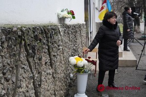 На фасаді школи в Одесі відкрили меморіальну дошку загиблому захиснику фото 8