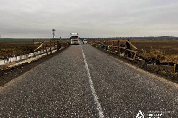 На дорогах Одесской области ремонтируют мосты, которые повредила РФ фото