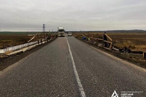 На дорогах Одеської області ремонтують мости, які зашкодила РФ фото