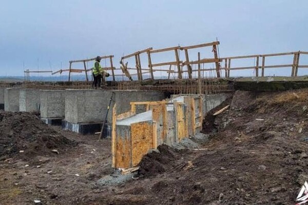 На дорогах Одесской области ремонтируют мосты, которые повредила РФ фото 1