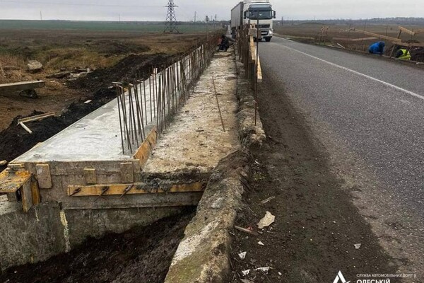 На дорогах Одеської області ремонтують мости, які зашкодила РФ фото 2