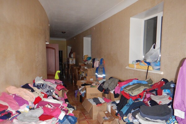 Ховали викрадені речі на цвинтарі: на Одещині затримали злодіїв, які пограбували волонтерський штаб фото 3