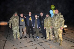 В Одесскую область вернулись трое освобожденных из плена защитников острова Змеиный фото