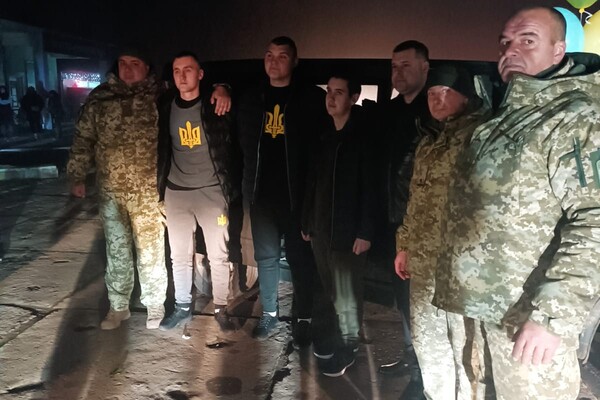 В Одесскую область вернулись трое освобожденных из плена защитников острова Змеиный фото 1