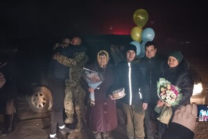 На Одещину повернулися троє звільнених із полону захисників острова Зміїний фото 2