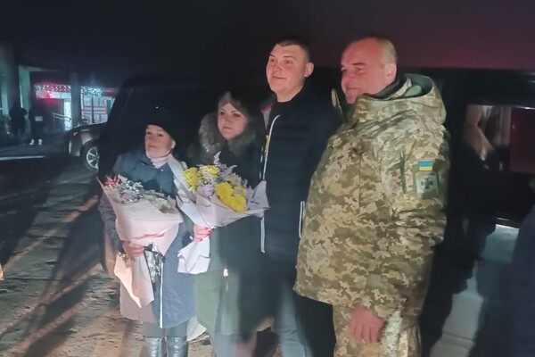 В Одесскую область вернулись трое освобожденных из плена защитников острова Змеиный фото 4