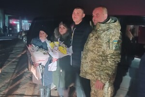 В Одесскую область вернулись трое освобожденных из плена защитников острова Змеиный фото 4