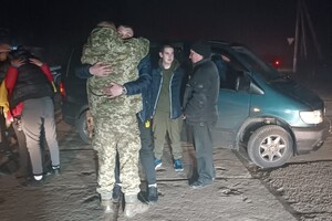На Одещину повернулися троє звільнених із полону захисників острова Зміїний фото 7