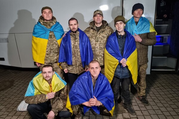 В Одесскую область вернулись трое освобожденных из плена защитников острова Змеиный фото 8