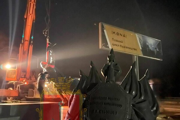 Ночью в Одессе снесли памятники Екатерине II и Суворову фото 3