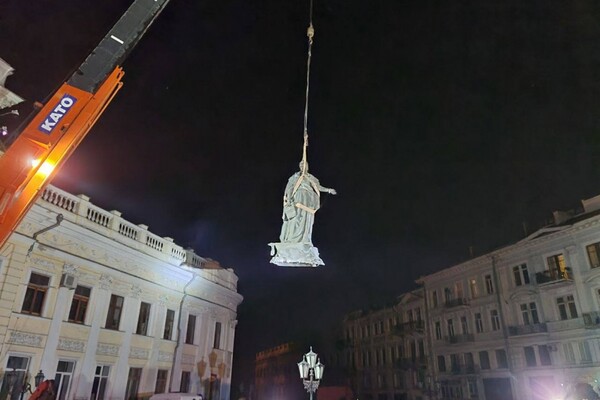 Ночью в Одессе снесли памятники Екатерине II и Суворову фото 7